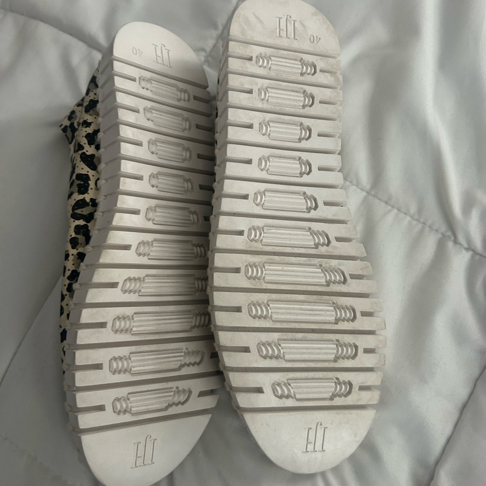 New never used Leopard print shoes